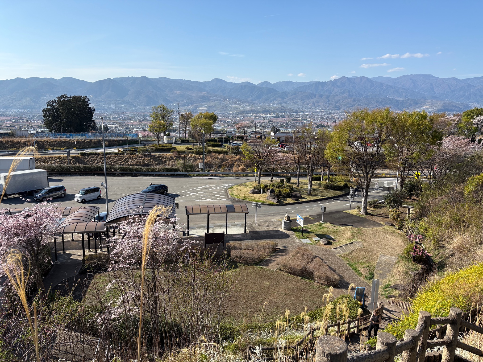 博物館からの眺め。右手の歩道がPAへとつながっている